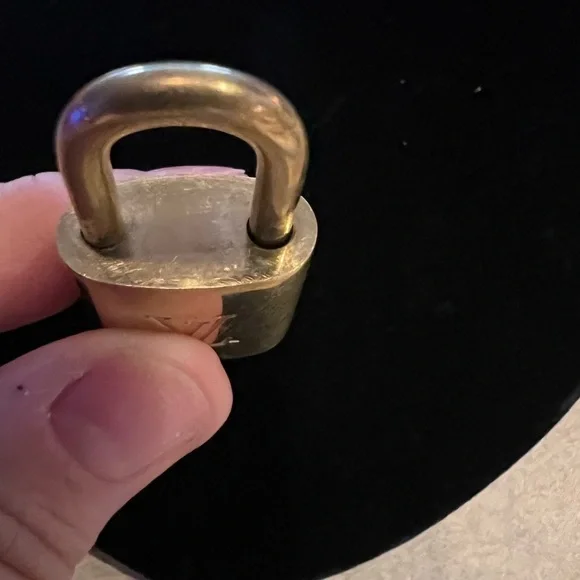 ouis Vuitton lock and key, has wear and is numbered 322. - Picture 4 of 4